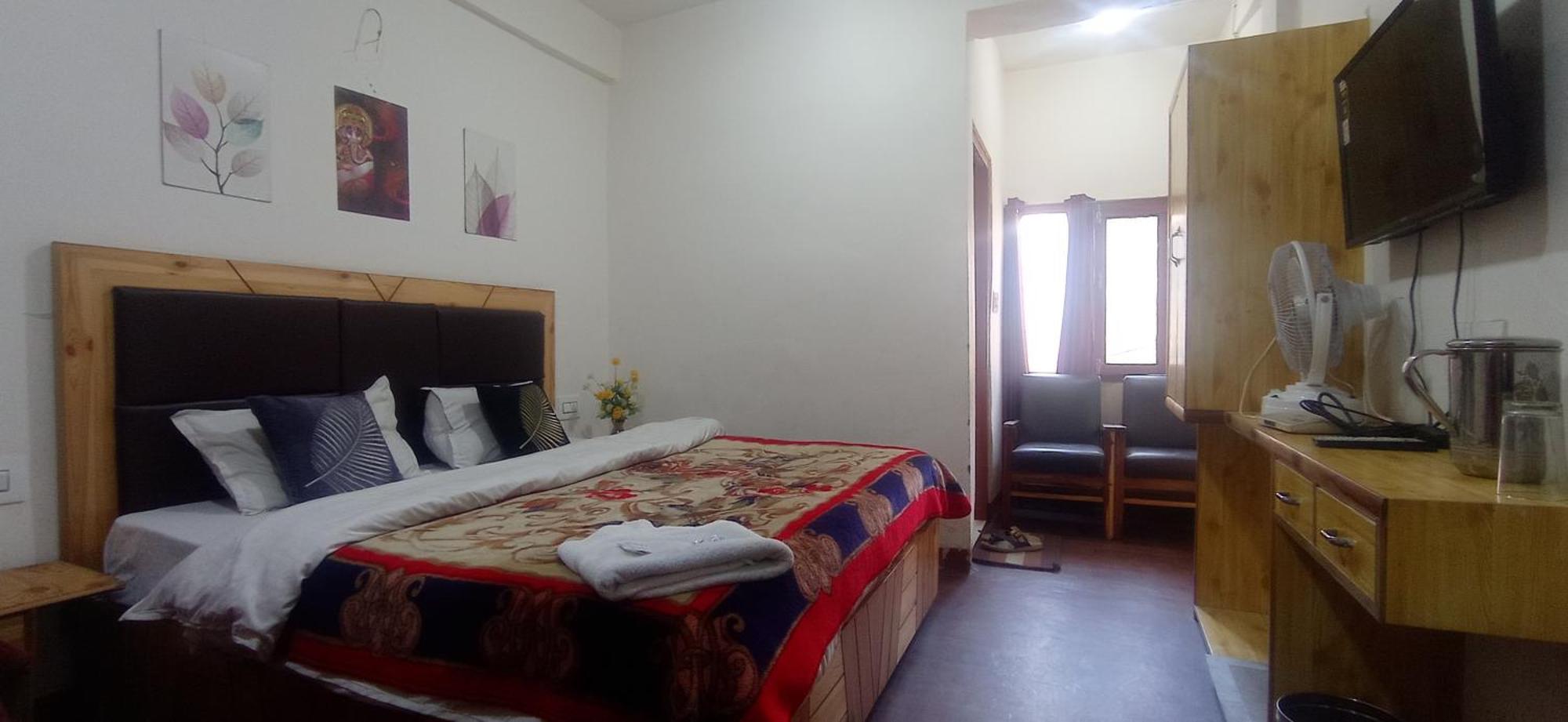 The Prasher Lodge Mall Road Manali Exterior photo