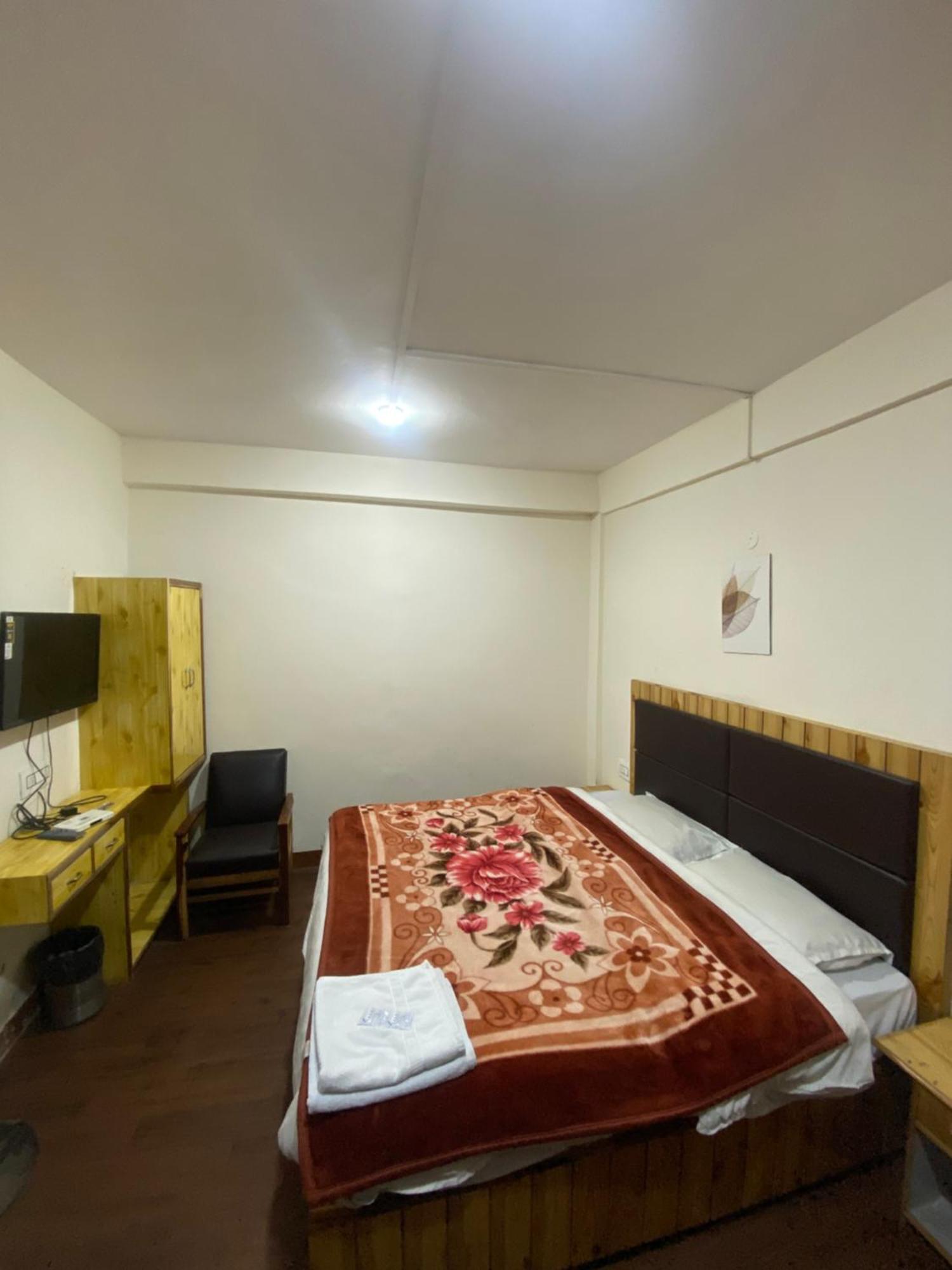 The Prasher Lodge Mall Road Manali Exterior photo